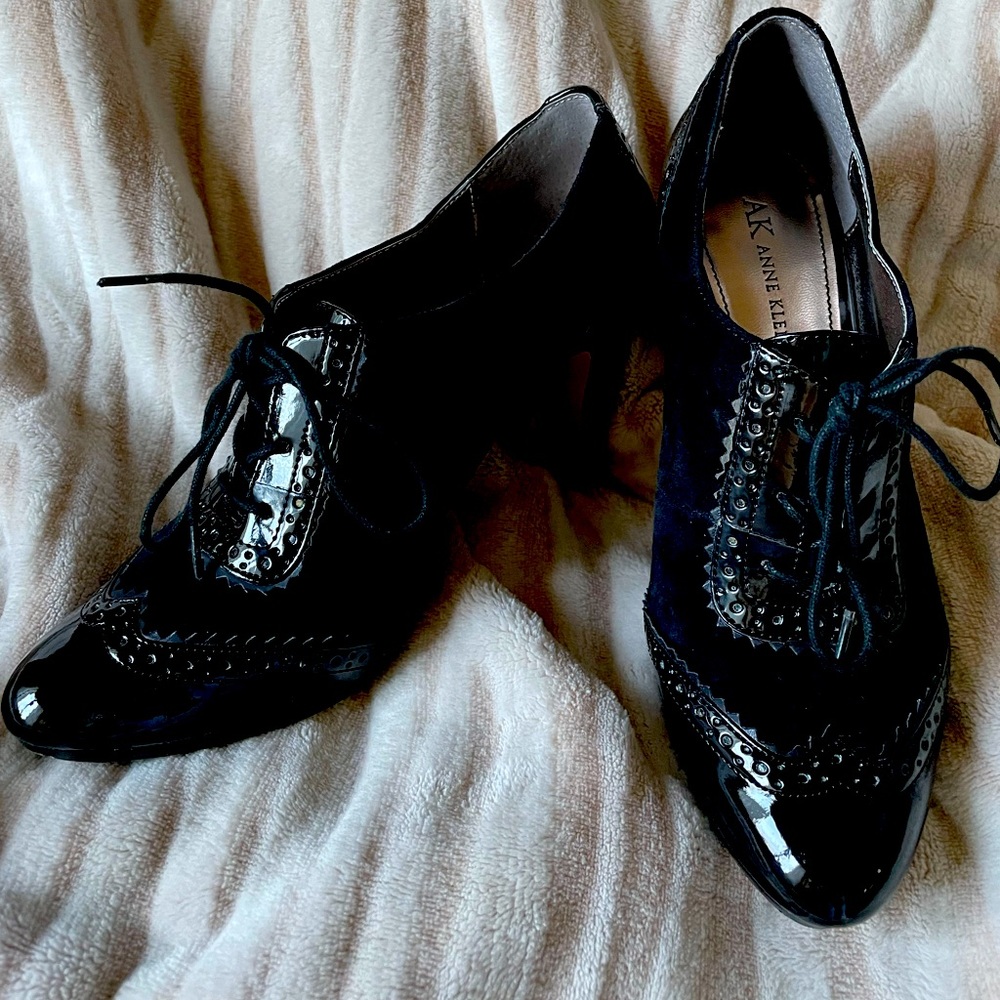 Anne Klein black leather patent and suede wing tip heels size 7M exc cond in box